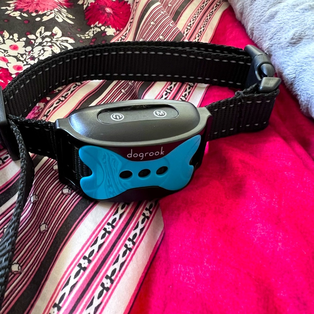 Dogrook vibration collar for obience in dog training. Fits medium size dogs.